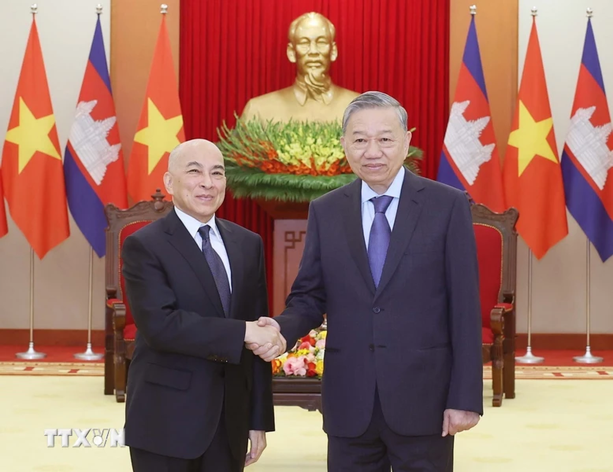 Vietnam gives top priority to relations with Cambodia