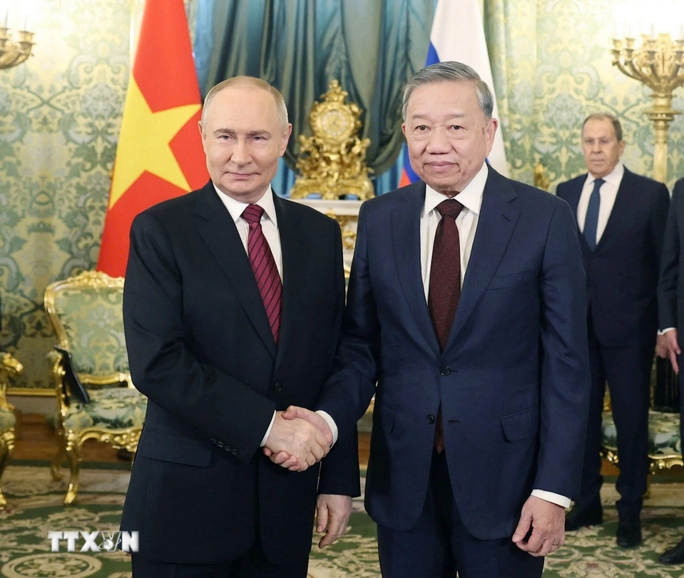 Vietnamese Party chief holds talks with Russian President in Moscow